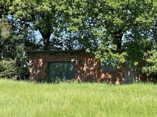 Oder der Rasentraktor hat hier Platz.