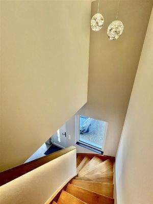 Holztreppe mit integrierter Handlaufbeleuchtung