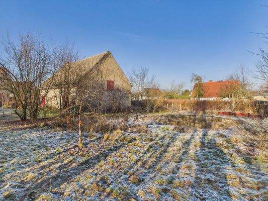 Garten mit Nebengebäude