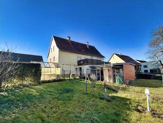 Wohnhaus mit großem Garten