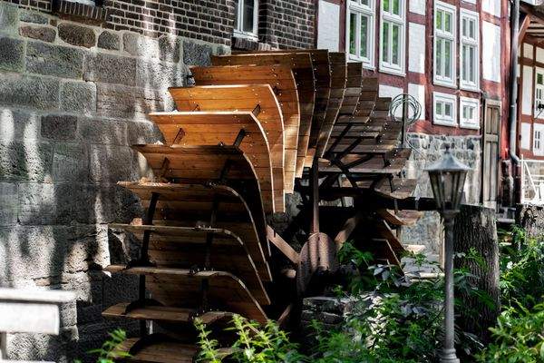 Mühlrad zur Stromproduktion