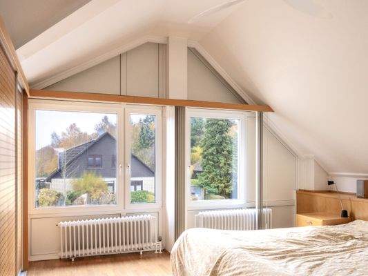 Zimmer im Obergeschoss mit Ankleidezimmer