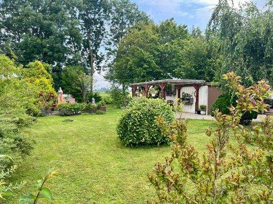 großer Garten mit überdachtem Freisitz