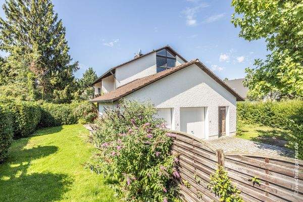 Doppelgarage mit elektr. Toren