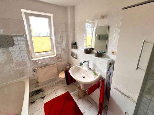 Bad mit Badewanne ...