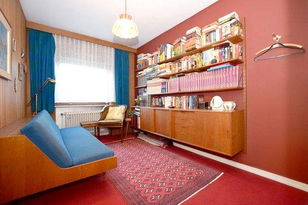 Dieses Zimmer im EG taugt prima als Arbeits- oder Gästezimmer