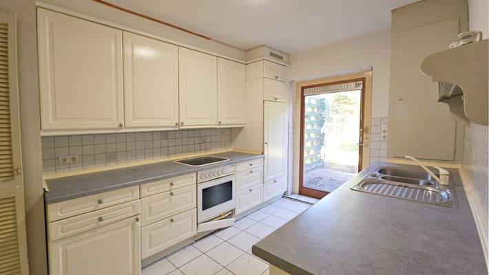 Küche mit Terrasse zum Garten.jpg