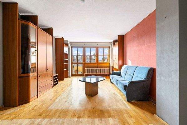 Wohnzimmer mit Blick auf Balkon