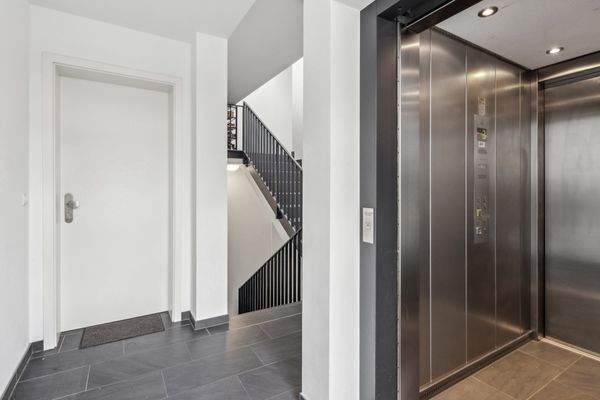 46915-010_Treppnhaus und Aufzug