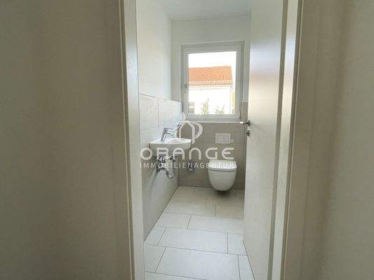 Gleich zu Ihrer Rechten finden Sie die Gästetoilette