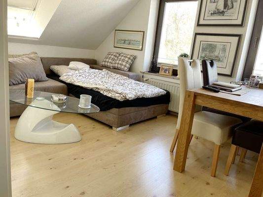 sowie Wohn-/Schlafraum.