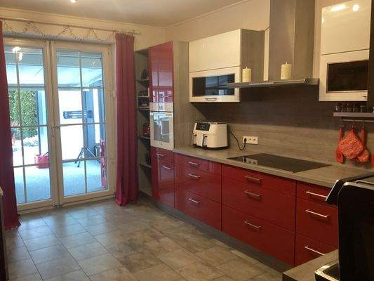 Küche mit Ausgang zum Wintergarten