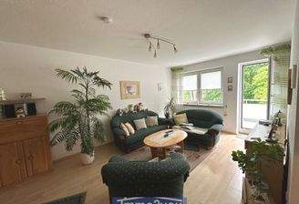 Wohnzimmer mit Balkonzugang