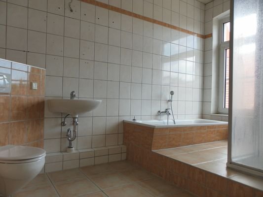 Vollbad Obergeschosswohnung (rechts)