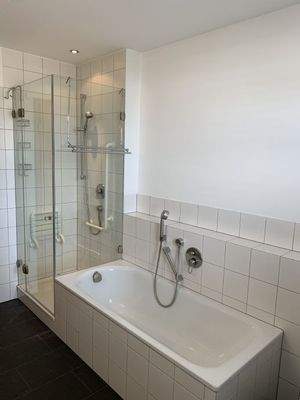 Badezimmer mit Dusche und Wanne