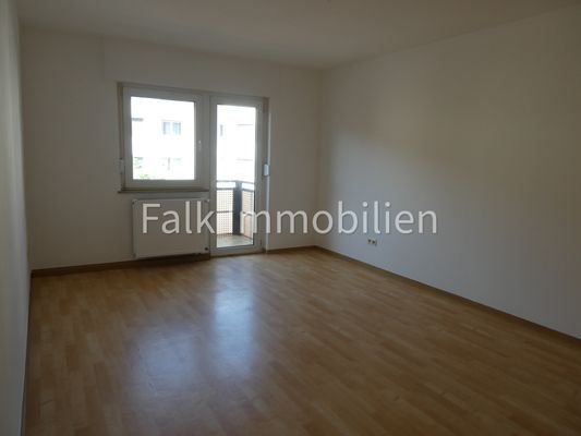 Schlafzimmer m. Zugang Balkon