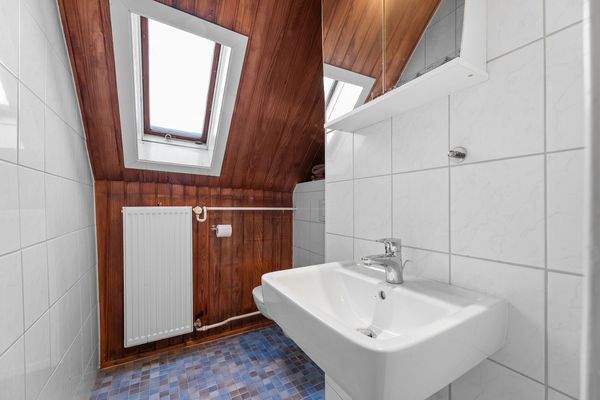 Praktisches WC mit Waschbecken im OG