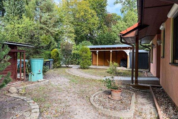 Zuweg zum Haus und Carport