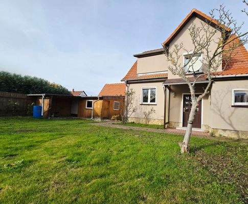 Ansicht mit Partyhaus und Garten