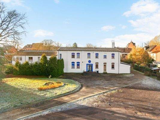 Gebäudeansicht - 2 Wohneinheiten links & 2 Gewerbeeinheiten rechts