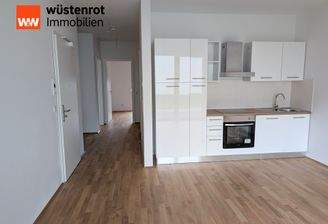 Wohnraum mit offener Küche und Flur