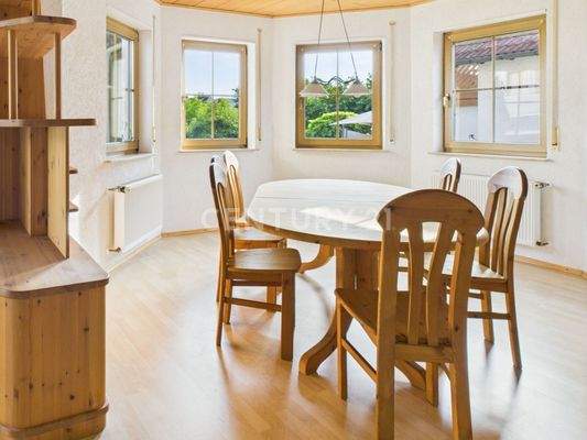 Essbereich mit Wohnwand