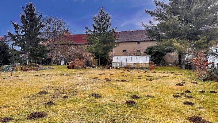 Blick aus dem Garten auf die Scheune