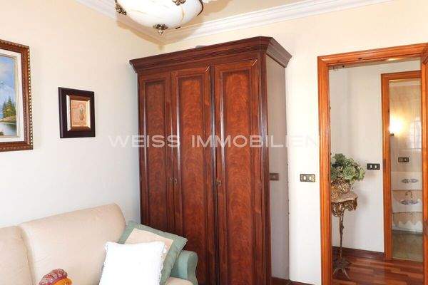 ... mit Parkettboden und Stuckdecke