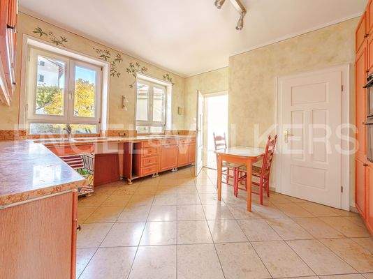 Küche mit Speisekammer