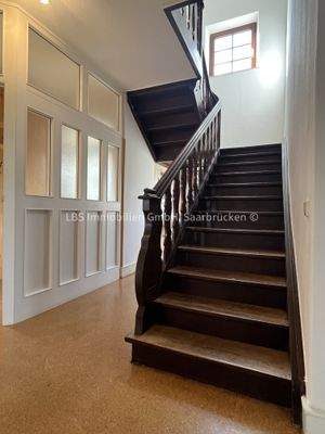 Gepflegte Massivholztreppe