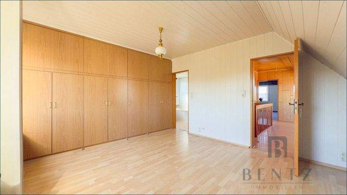 Zimmer Dachgeschoss mit Zugang zum Badezimmer