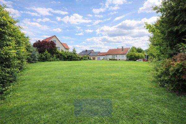 Grünes Grundstück in Vorstadtidylle