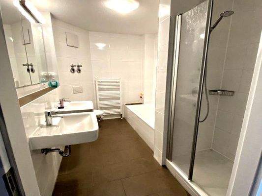 Großes Bad mit WC und Dusche