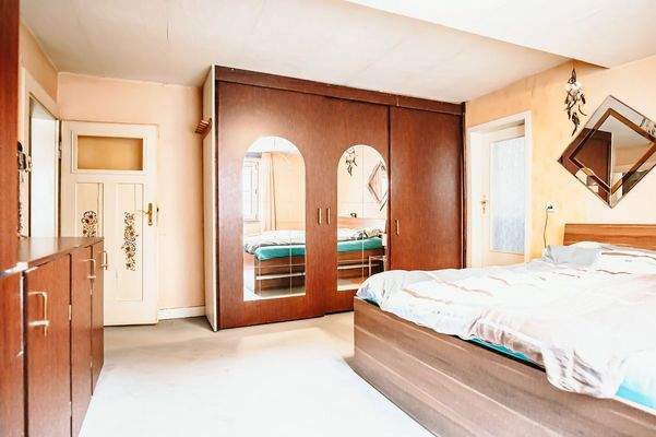 Schlafzimmer mit angrenzendem Bad