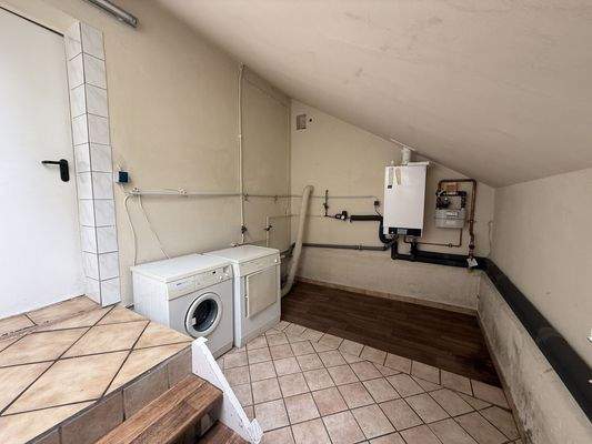 mit Zugang zum Hochkeller