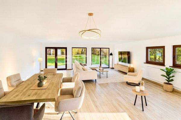 Wohnzimmer - eindrucksvolle Helligkeit mit Panorama-Blick