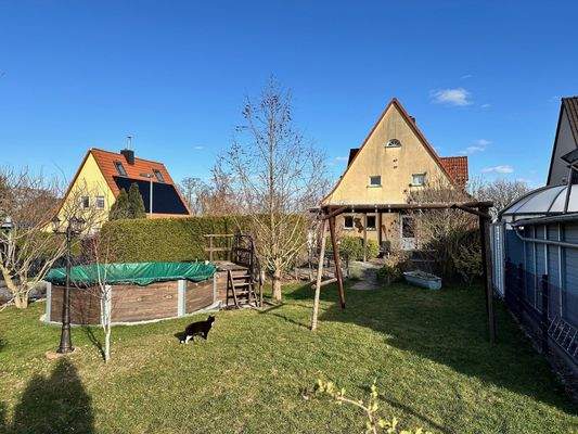 Garten, Pool und Wohnhaus