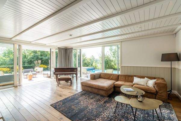 Ansicht Wohnzimmer mit großen Schiebeelementen zur