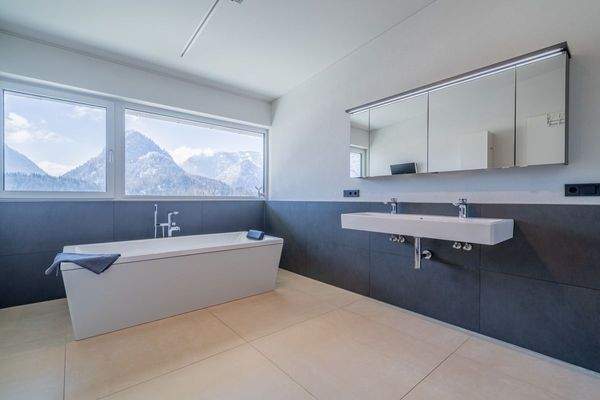 Masterbad mit Bergblick