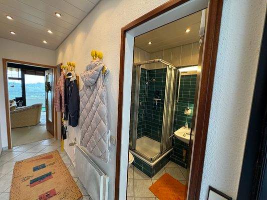 Blick in den Flur und Bad