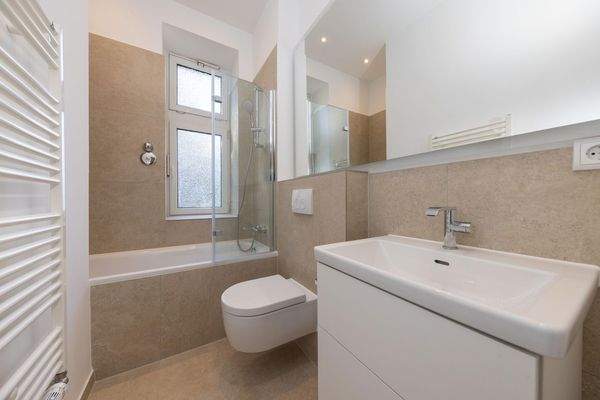 Tageslichtbad 1 mit Badewanne