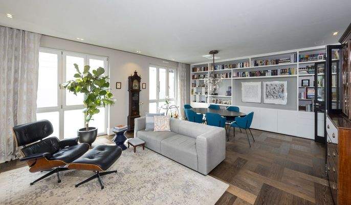 Wohn- und Esszimmer mit Zugang zur Loggia