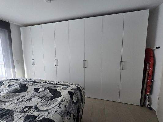 Schlafzimmer mit Schrank 