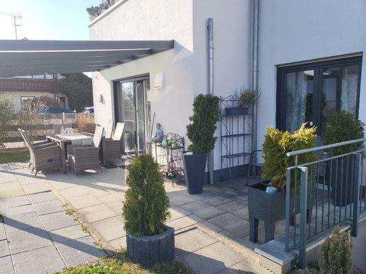 Überdachte Terrasse und Zugang zum Zimmer EG.jpg