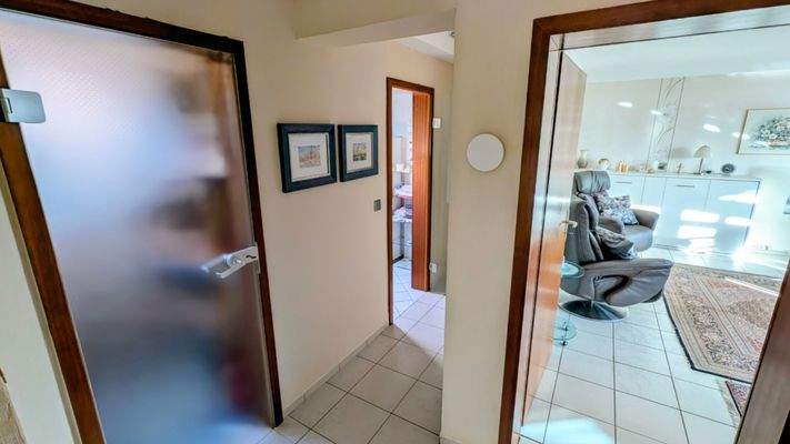 Flur im Erdgeschoss mit Blick auf Vorratskammer und Badezimmer