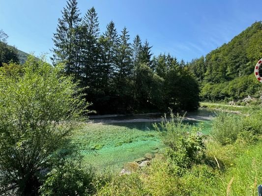 dieser HERRLICH KLARE Almfluss ist vor dem Haus