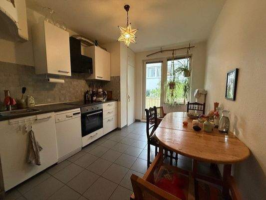 Küche mit Einbauküche und Balkon