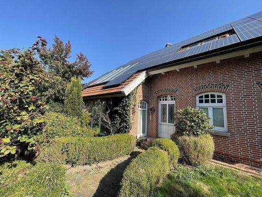 Halle und Haus von vorn