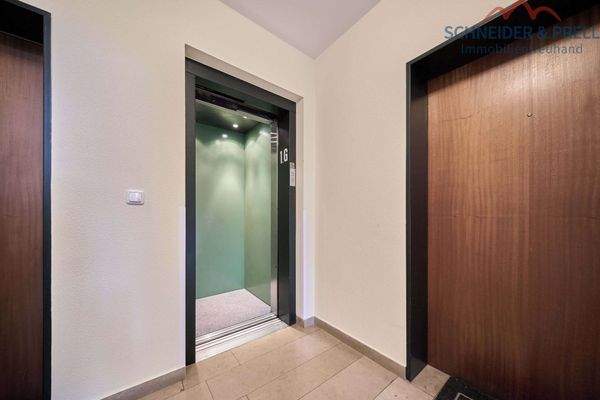 Treppenhaus mit Aufzug