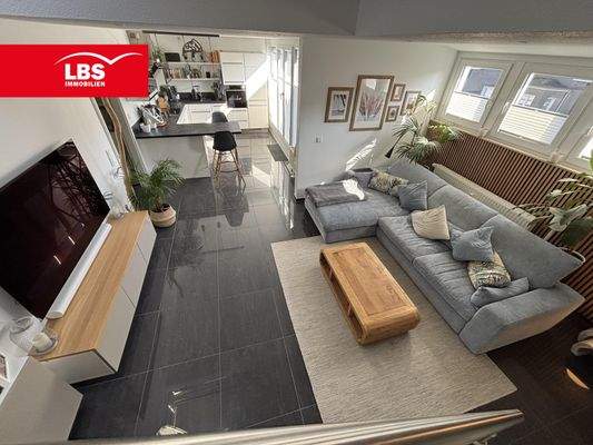 Wohnzimmer von Galerietreppe